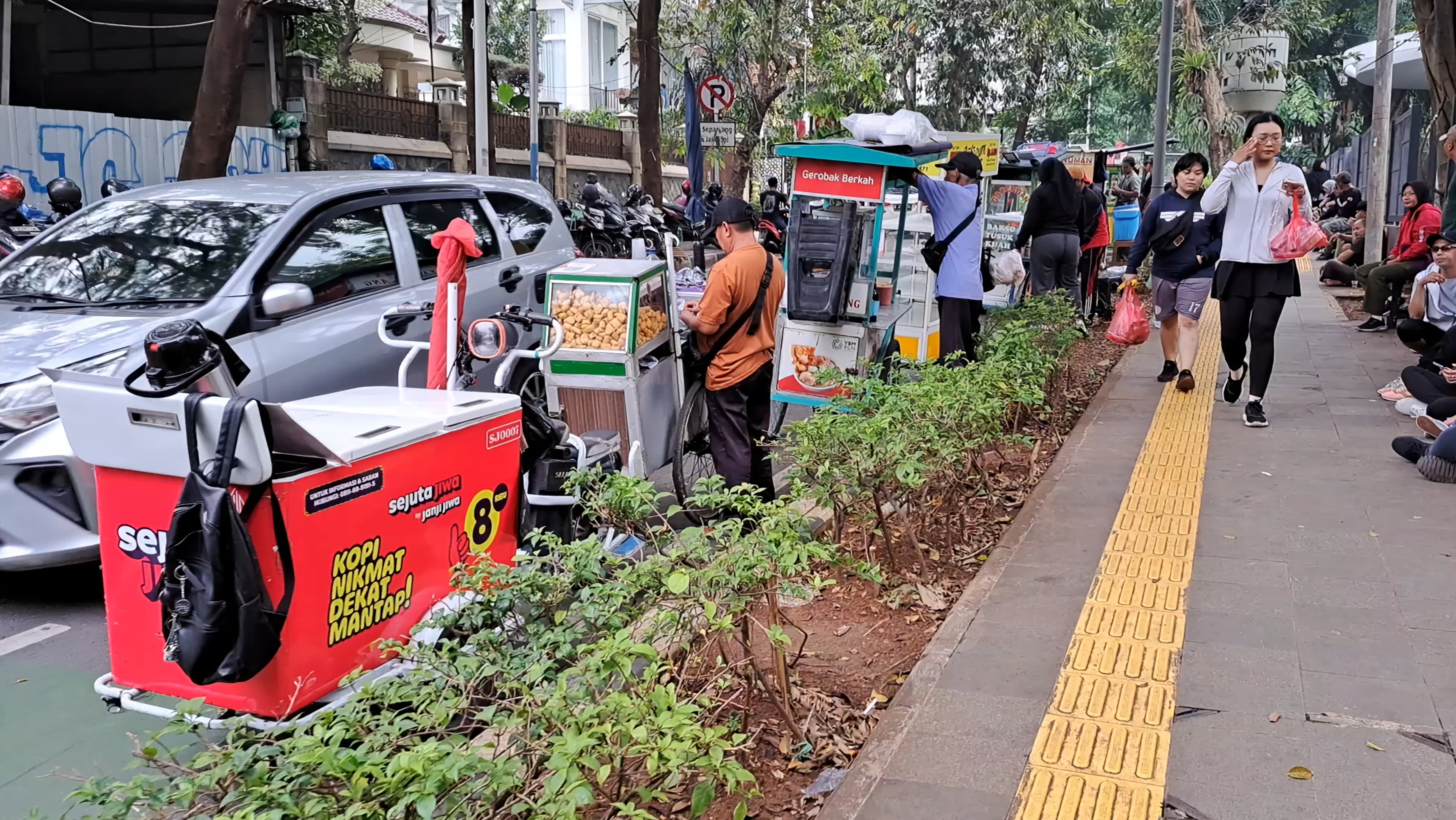 Tebet Eco Park: Lapak Bertahan di Tengah Penertiban